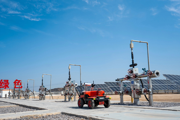 机器人“小页”正在厂区页岩油长水平井平台巡检。唐瑜摄