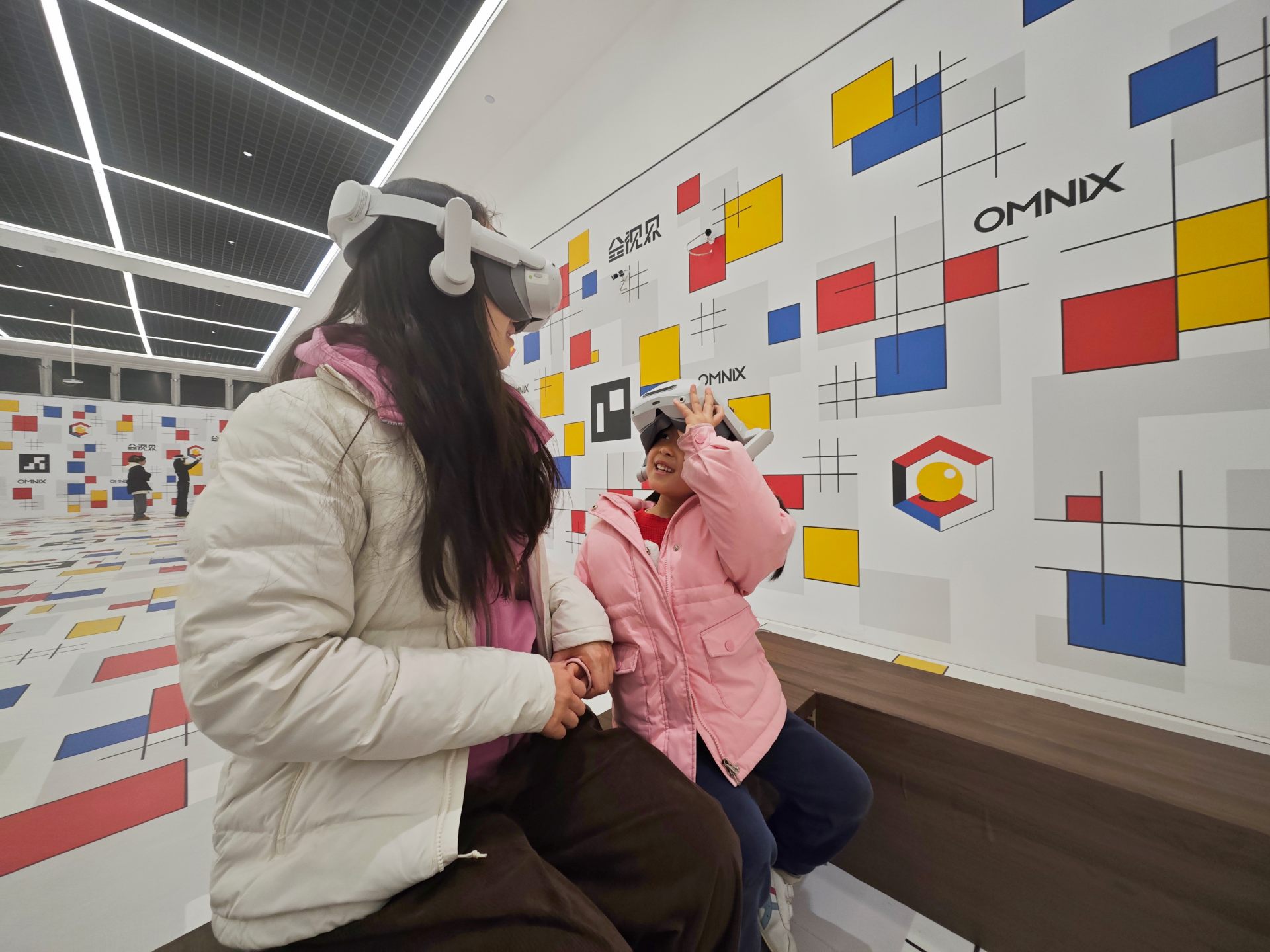 游客正在体验虚拟现实电影。人民网记者 王天乐摄