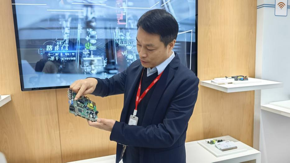 龙腾半导体相关负责人正在介绍芯片的创新之处。 人民网记者黄盛 摄