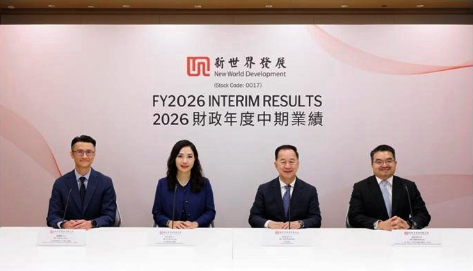 新世界发展执行董事兼行政总裁黄少媚（左二）