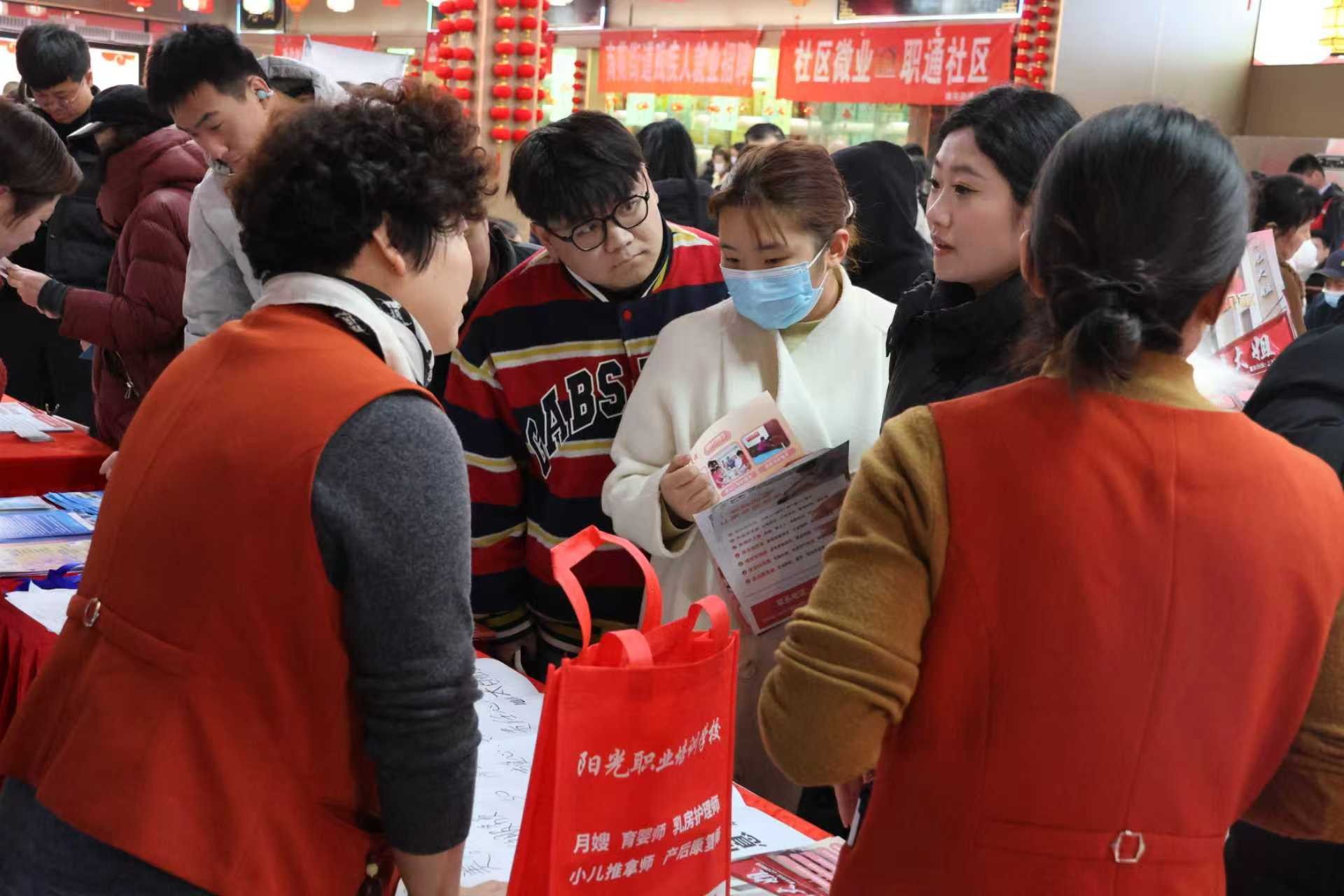 招聘会现场热闹非凡。人民网记者 王天乐摄