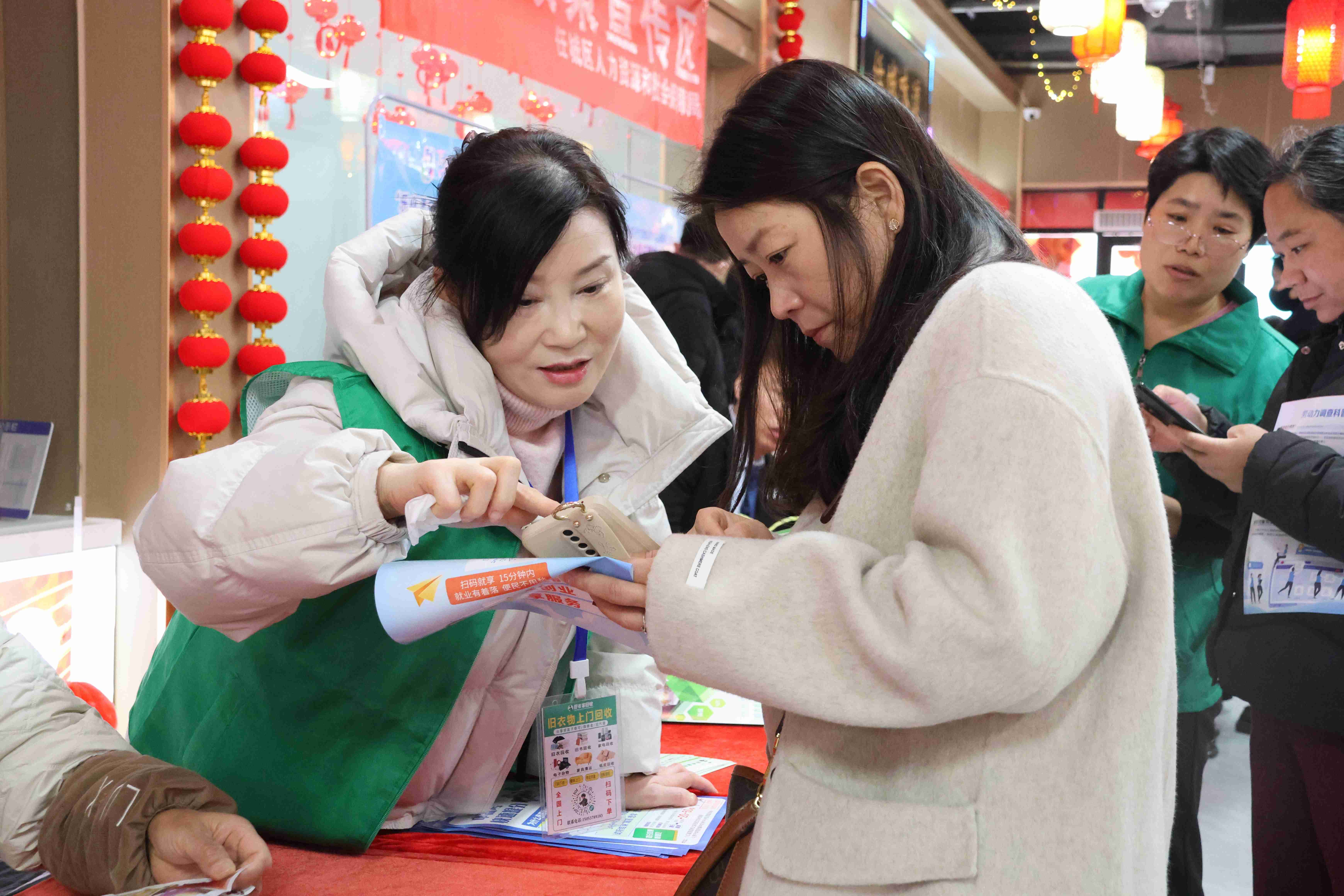 招聘人员与求职者沟通。人民网记者 王天乐摄