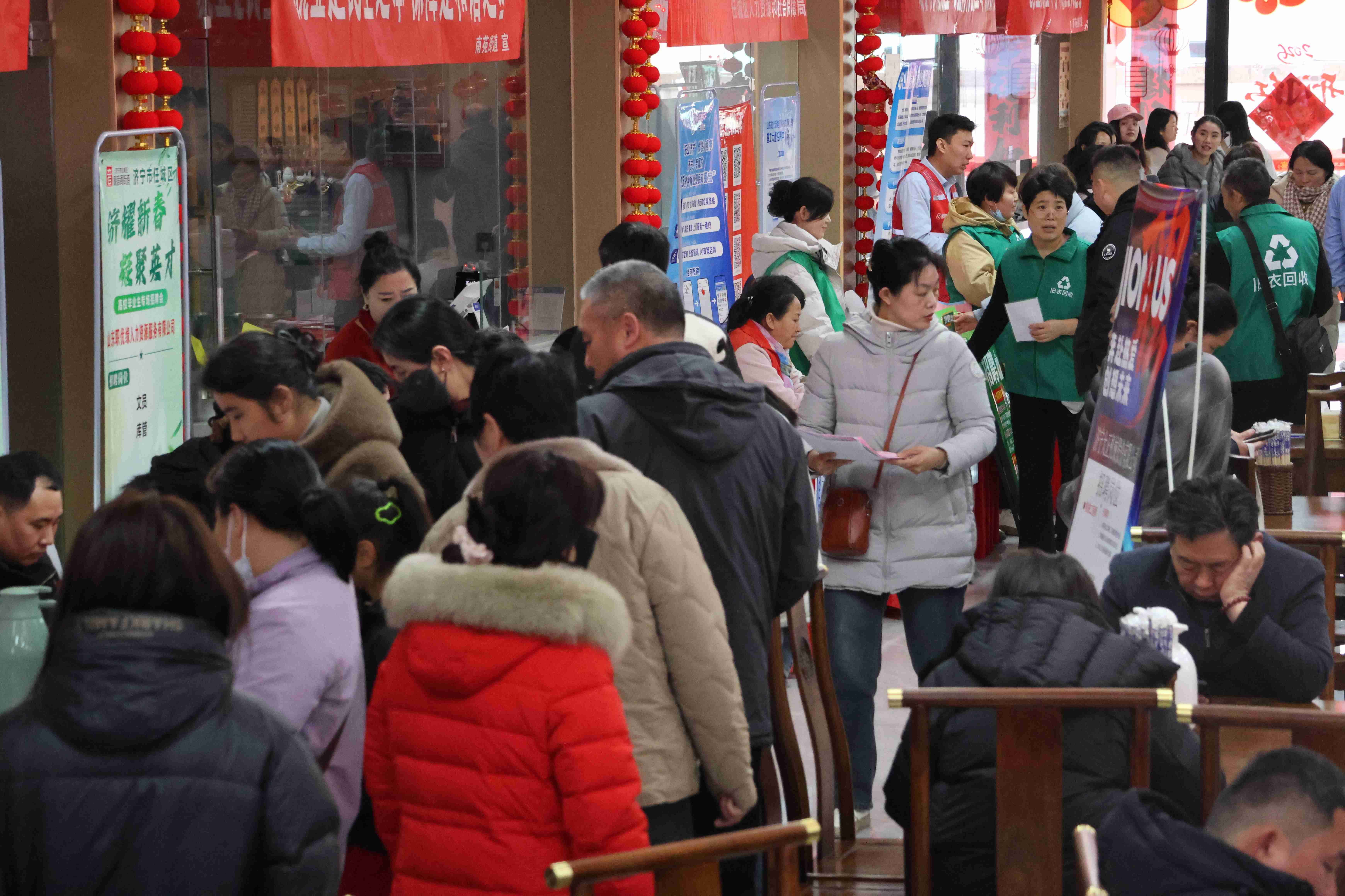 招聘会现场。人民网记者 王天乐摄