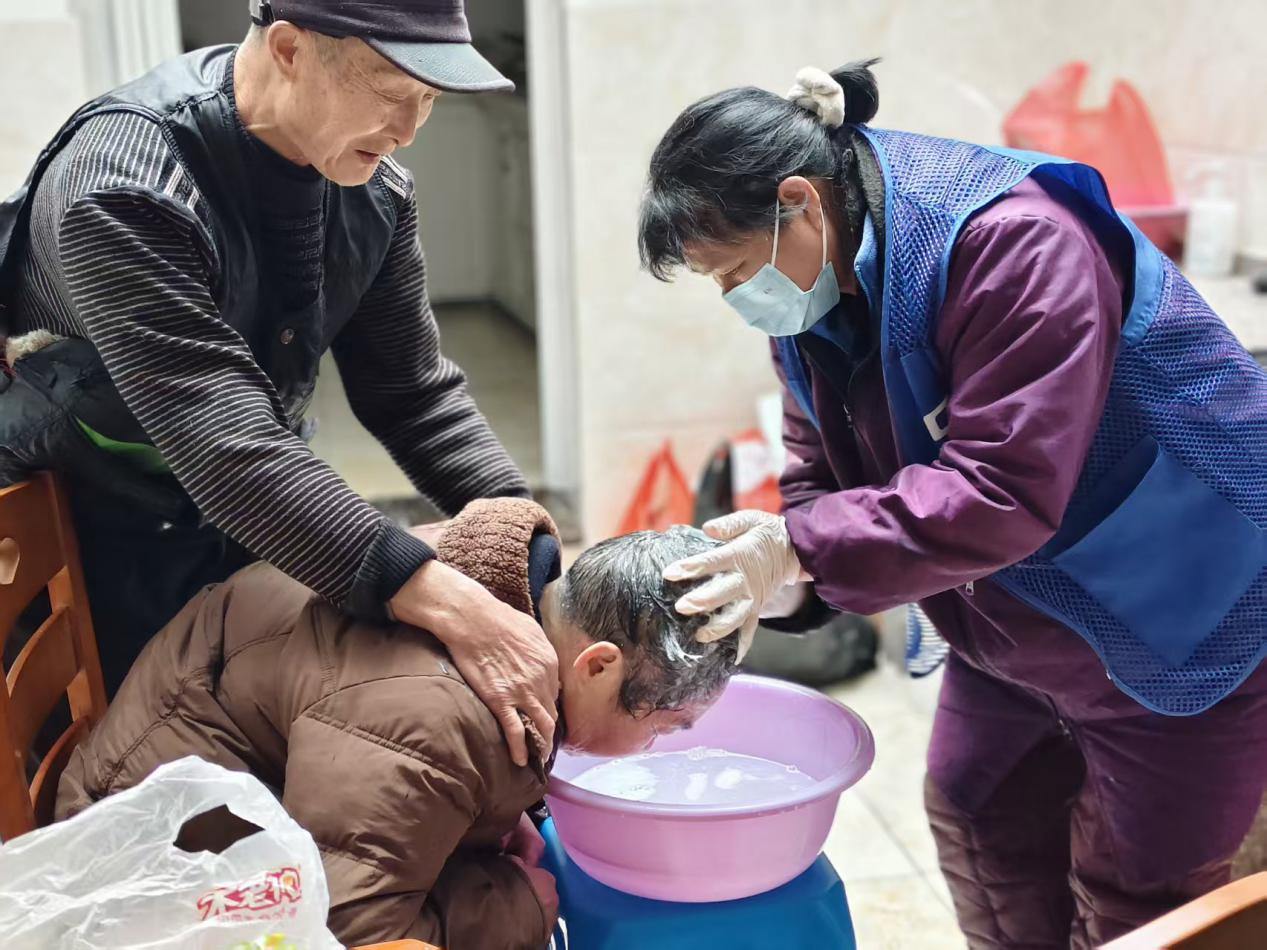 专业护理人员上门为失能老人提供生活照料服务，悉心为老人洗头，用专业与温情提升失能人员的生活品质。