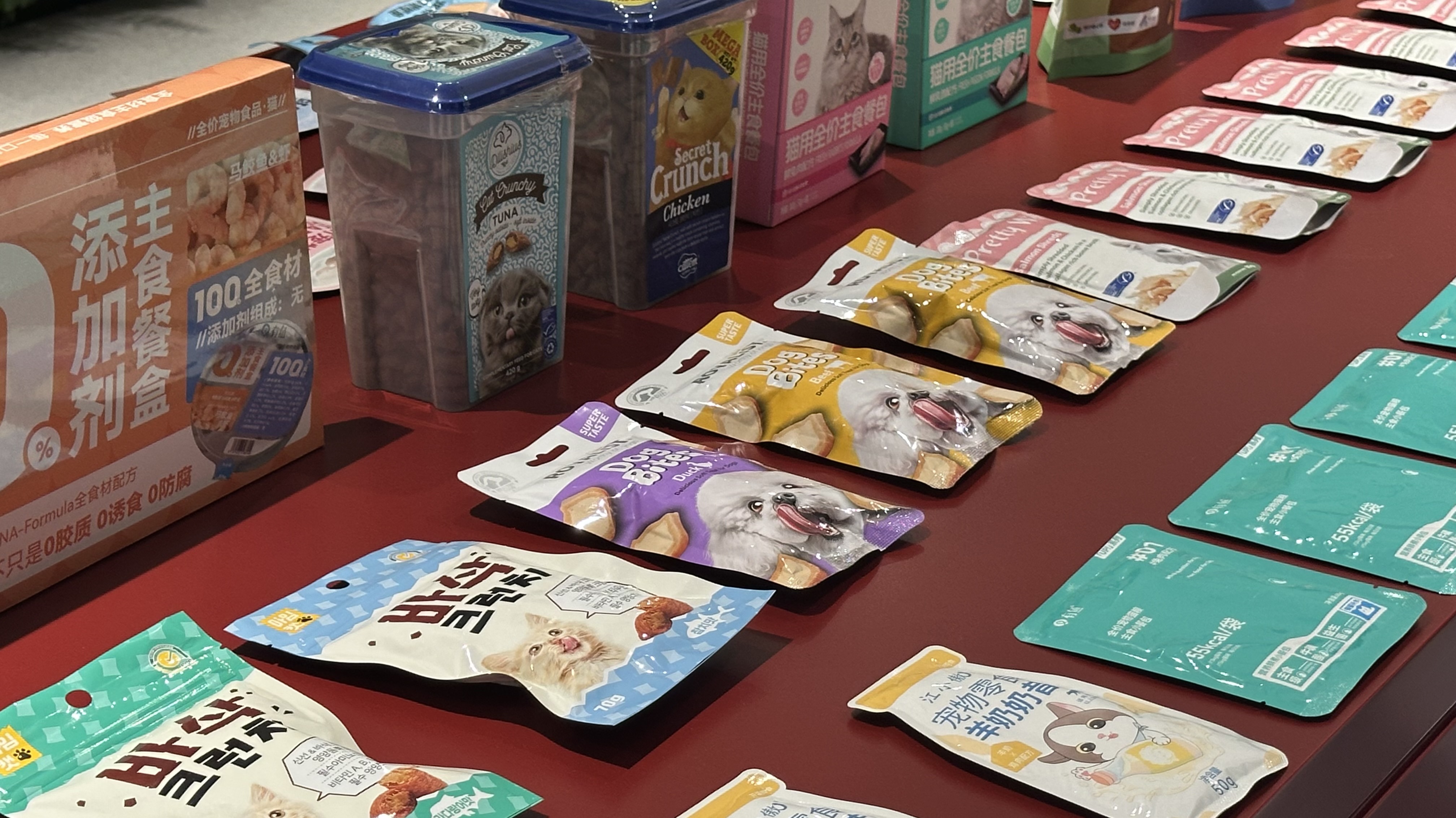 各类宠物食品。人民网记者 王绍绍摄