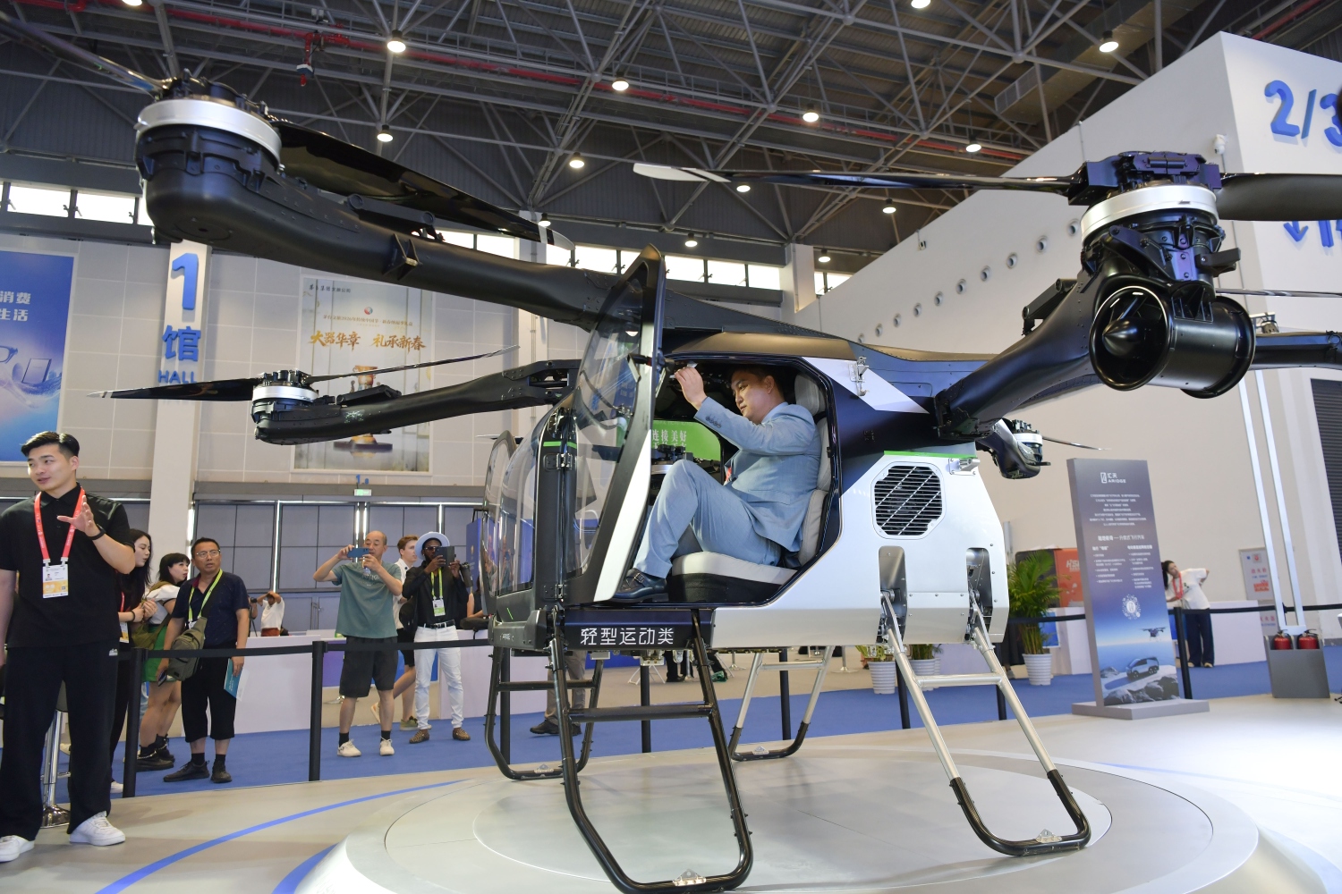 广东企业携全球首款即将量产的分体式飞行汽车亮相科技消费展区。人民网记者 任峰涛摄