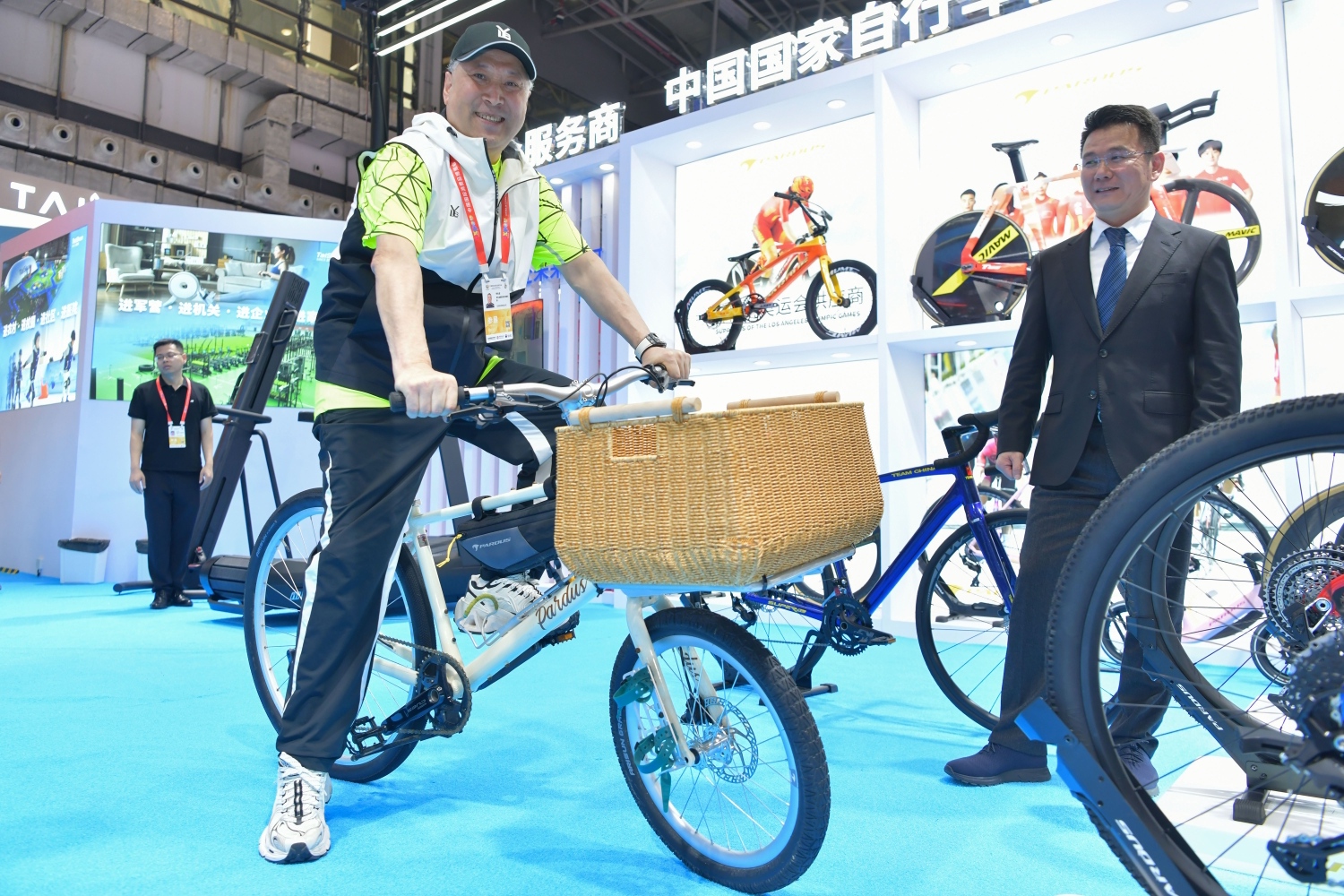 观展嘉宾在场馆里体验精品自行车的骑行感受。人民网记者 任峰涛摄