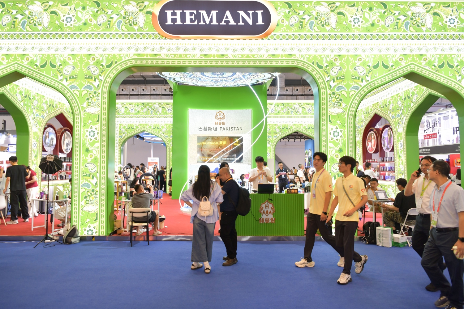 巴基斯坦品牌赫曼倪HEMANI首次参展消博会。人民网记者 任峰涛摄
