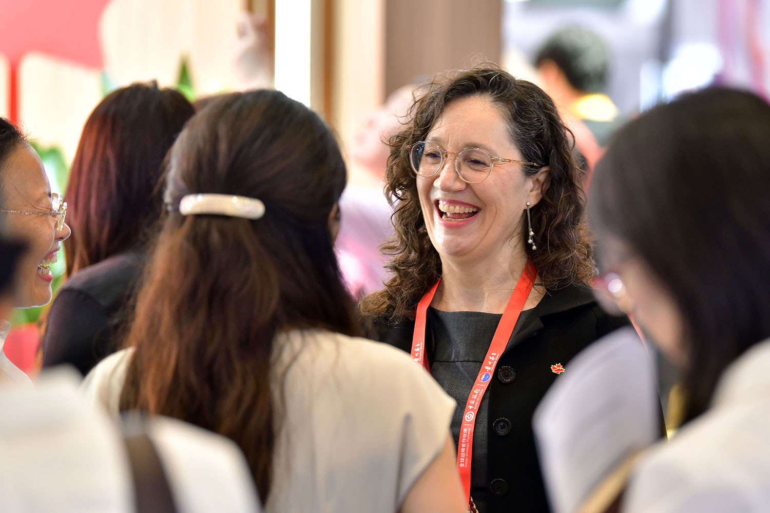 加拿大国家馆工作人员与参观团交谈。人民网记者 任峰涛摄