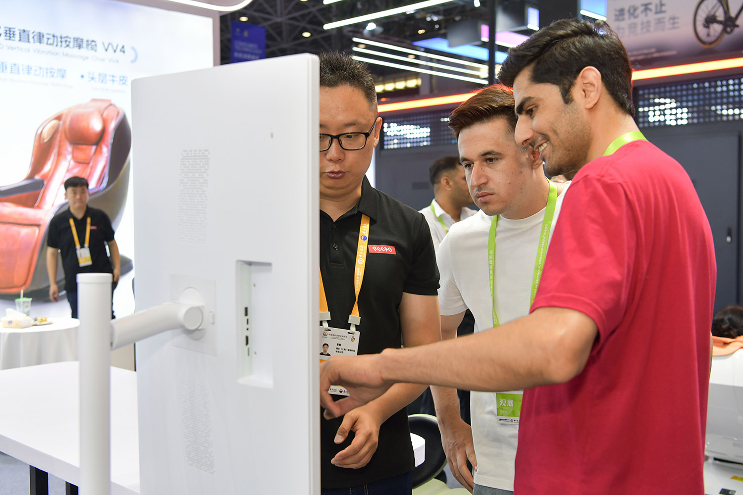 外国嘉宾在体验医疗健康大数据产品，评估身体健康状况。人民网记者 任峰涛摄