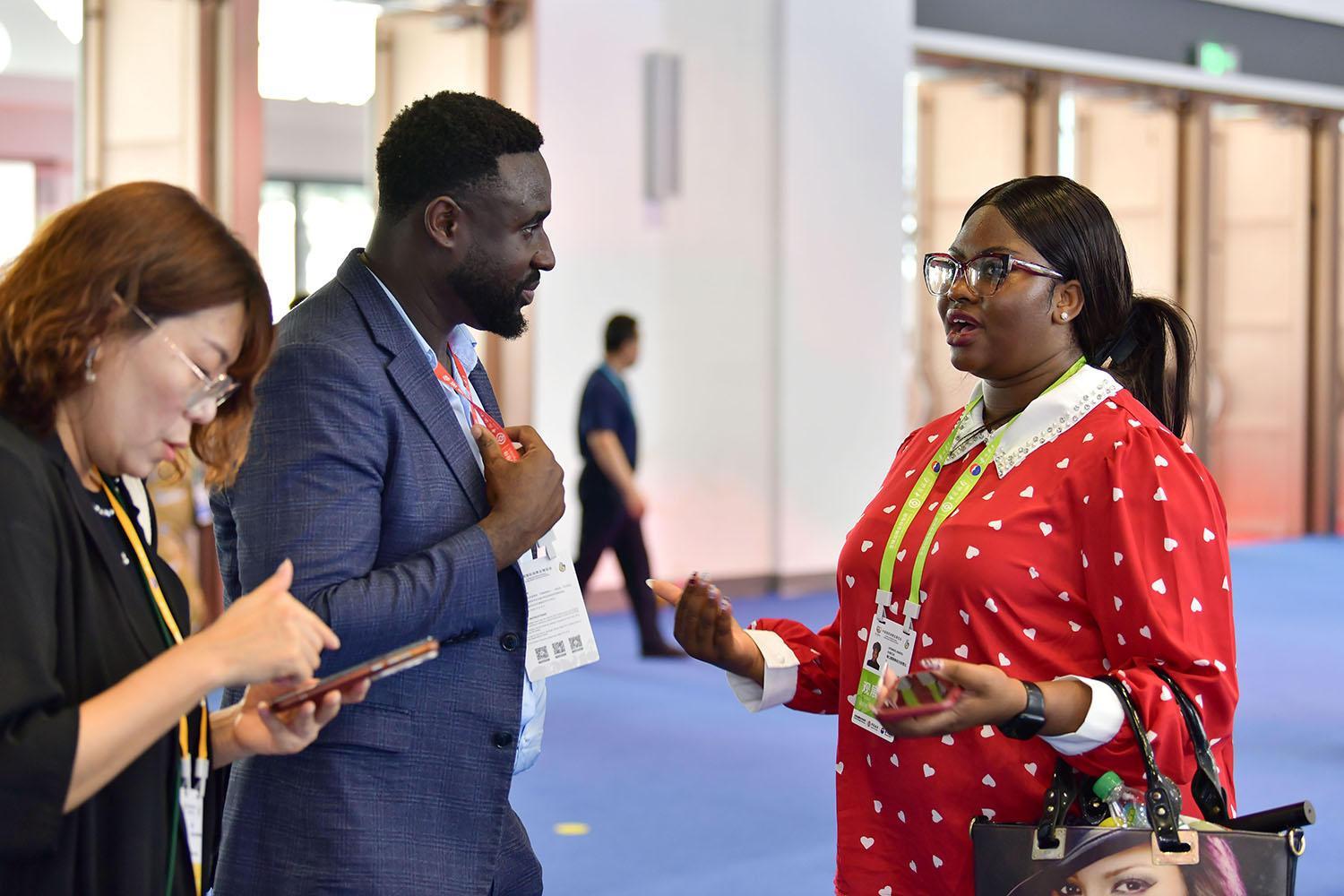 加拿大国家馆工作人员与参观团女嘉宾交谈。人民网记者 任峰涛摄