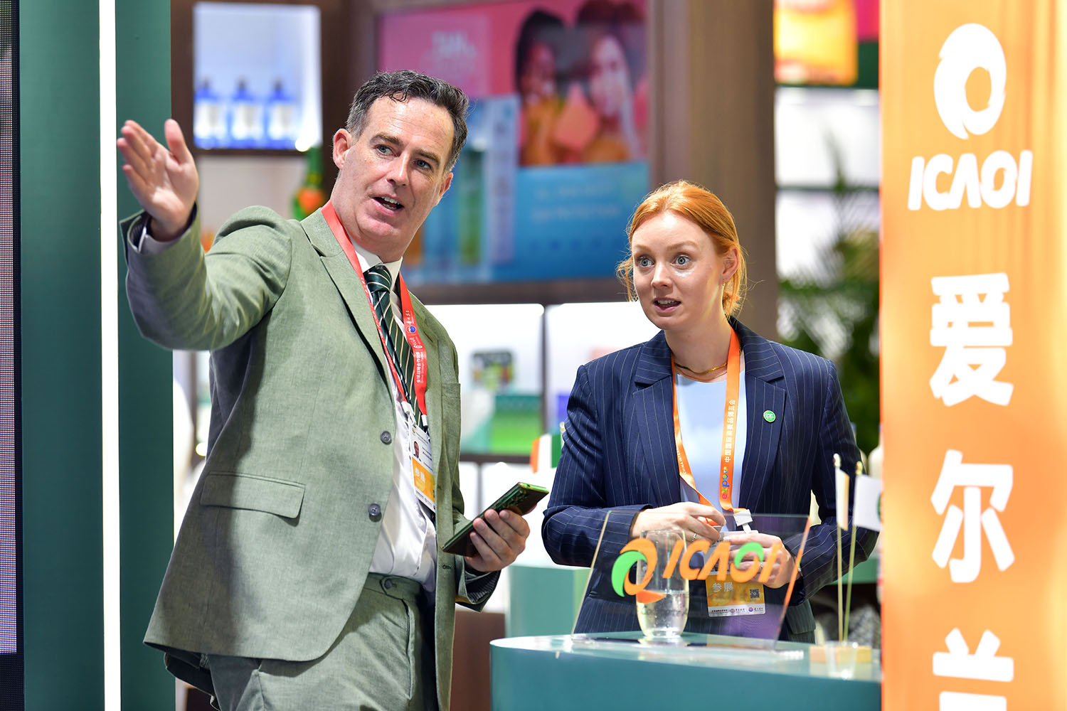 在爱尔兰国家馆，工作人员相互交谈。人民网记者 任峰涛摄