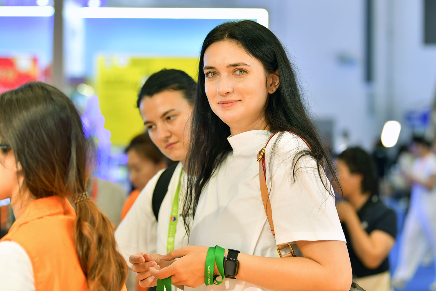 外国嘉宾排队参观展品。人民网记者 任峰涛摄