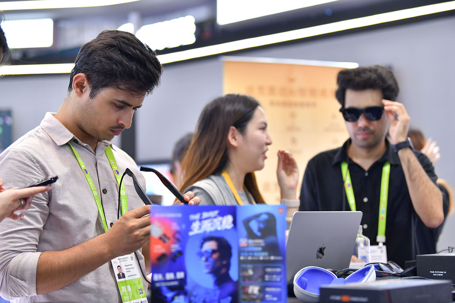 外国嘉宾体验消博会上的智能眼镜产品。人民网记者 任峰涛摄