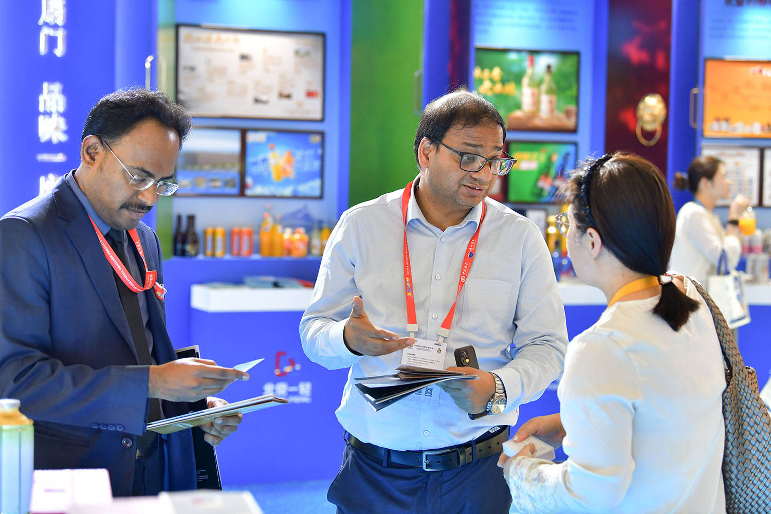 外国嘉宾来到北京一轻展区参观交流。人民网记者 任峰涛摄