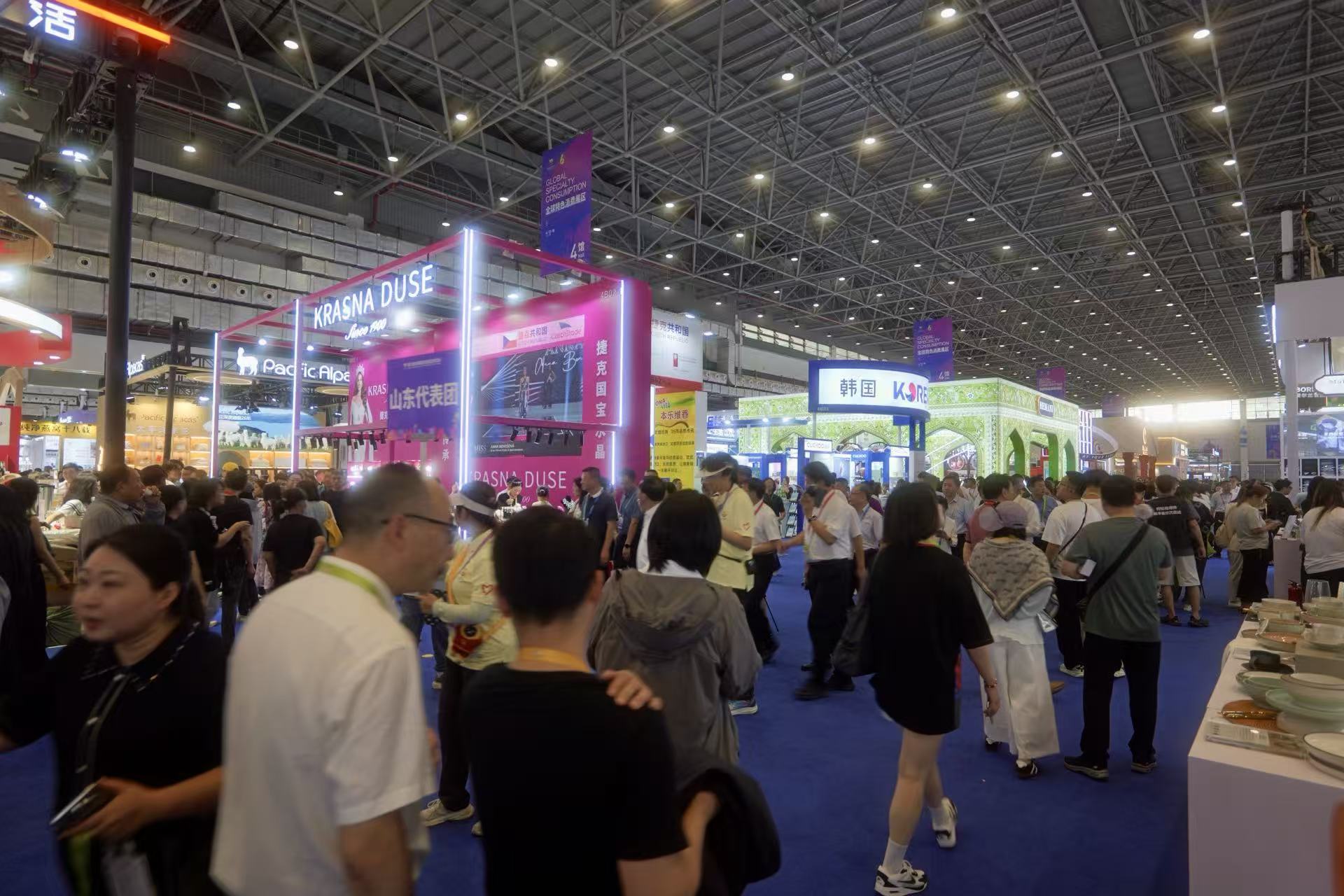 在第六届中国国际消费品博览会上,参观者络绎不绝。人民网记者 焦磊摄