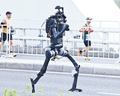 【财经观察】 从蹒跚学步到全速奔跑 人形机器人迎来“成人礼”