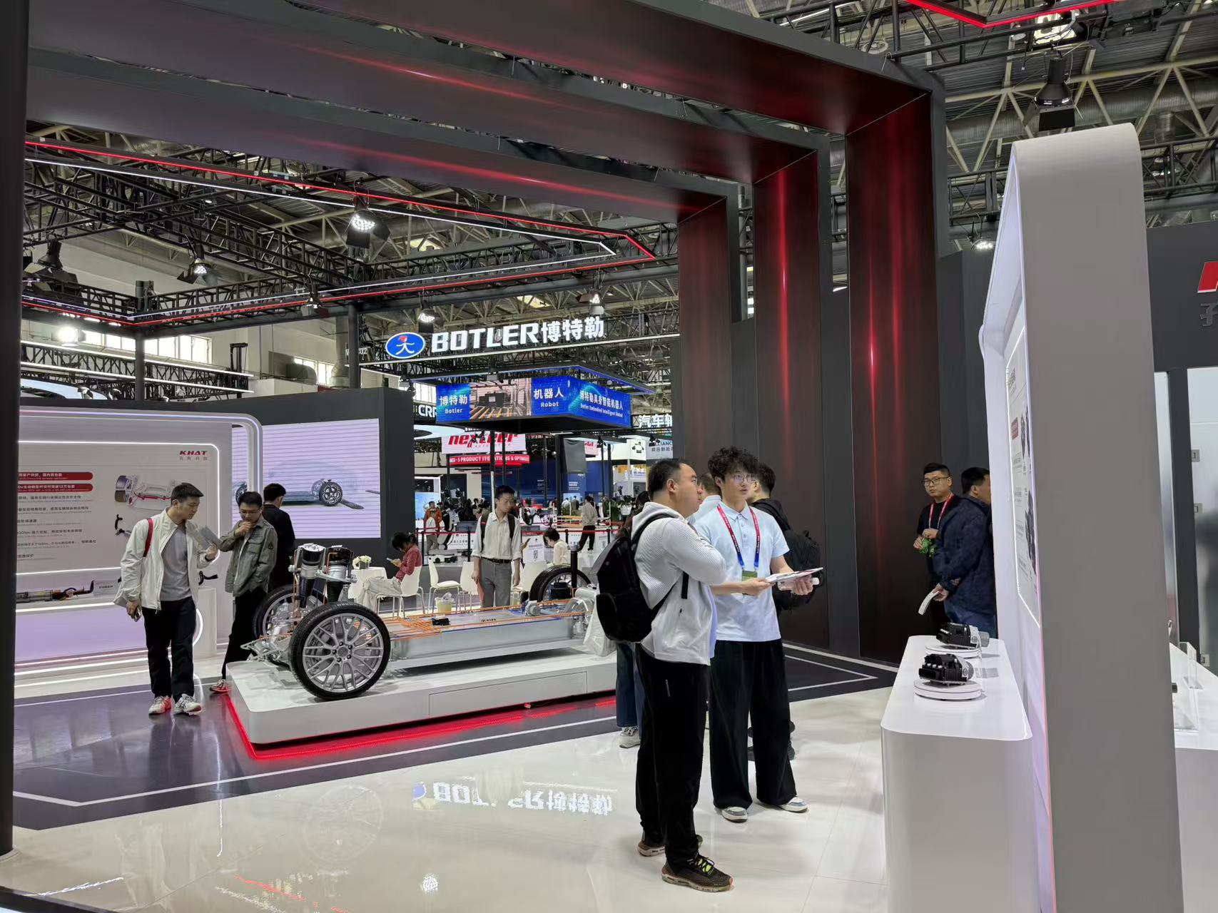 2026北京车展吸引了21个国家和地区的供应链与科技企业参展。人民网记者 孙阳摄