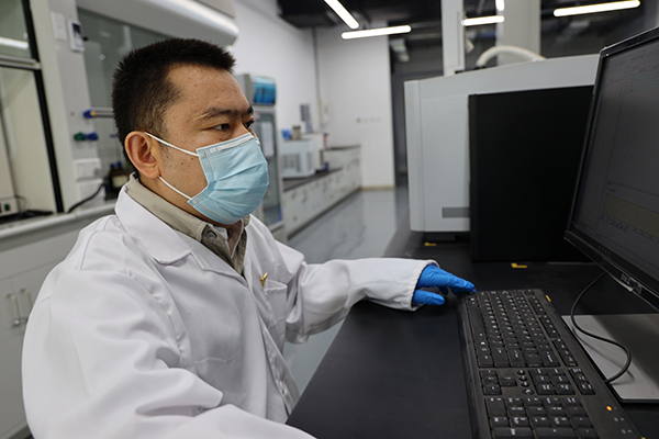 袁华正在进行色谱分析。受访者供图