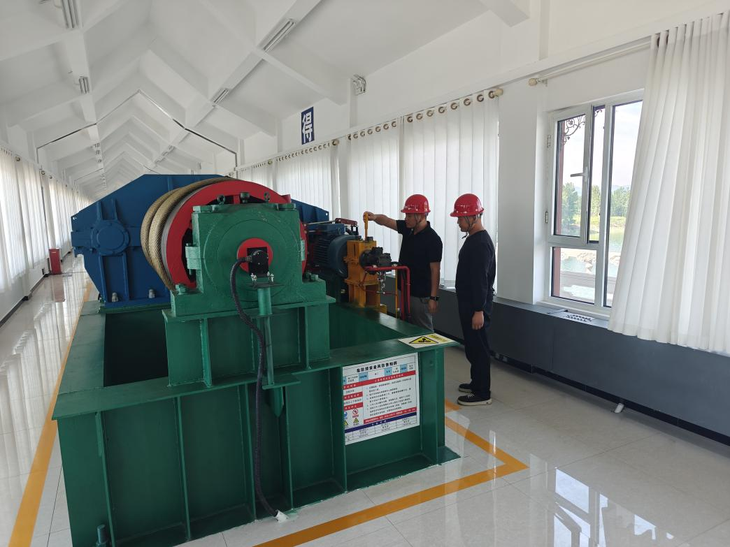 工作人员在岸堤水库溢洪闸开展巡查养护。受访者供图