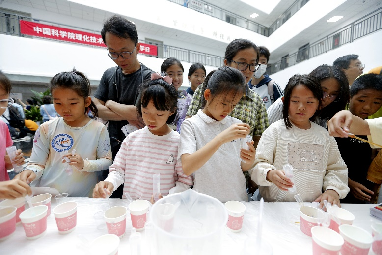 互动科学实验“消失的颜色”。中国科学院理化技术研究所供图