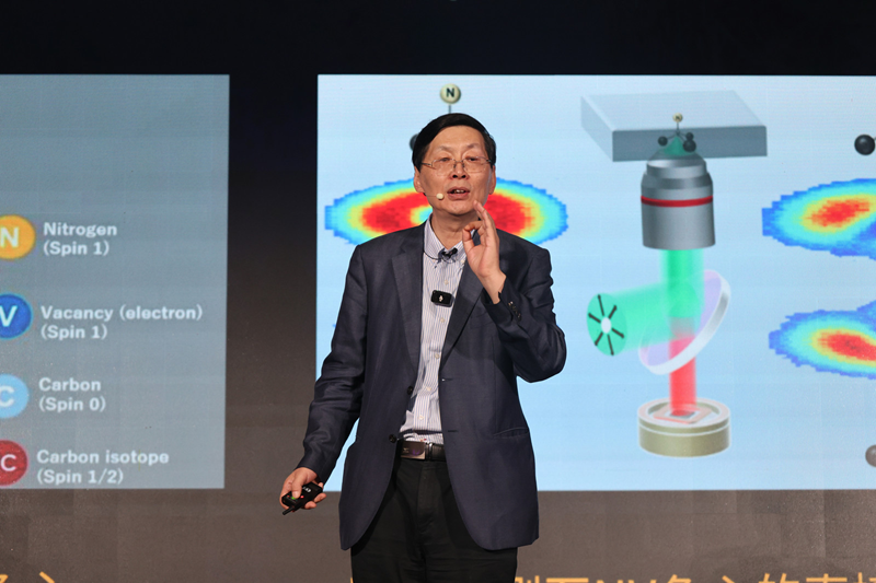陈小龙院士进行《人工晶体和未来技术》讲座。中国科学院物理研究所供图