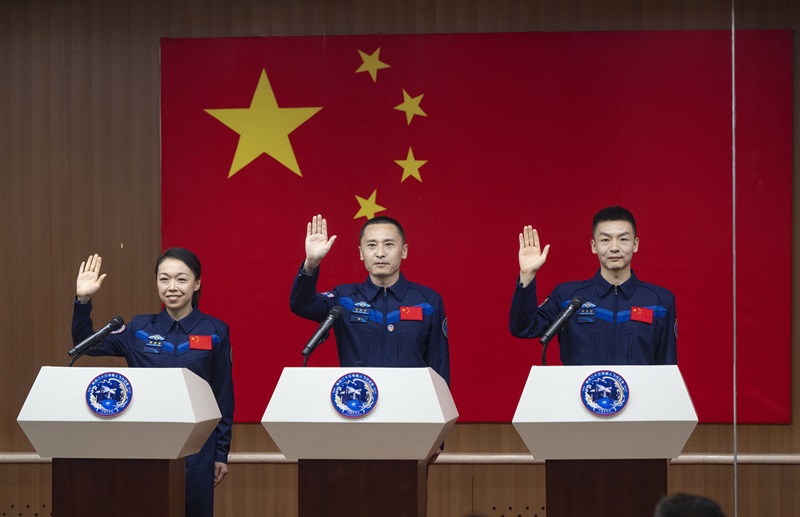 神舟二十三号航天员乘组在酒泉卫星发射中心问天阁与中外媒体记者集体见面。人民网记者  翁奇羽摄