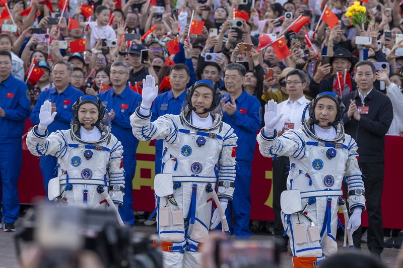 神舟二十三号载人飞行任务航天员乘组出征仪式举行。人民网记者 翁奇羽摄