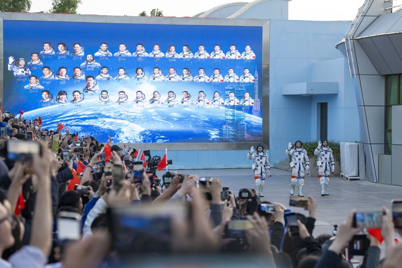 神舟二十三号载人飞行任务航天员乘组出征仪式举行。人民网记者 翁奇羽摄
