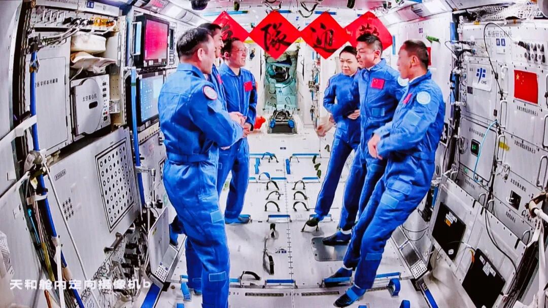 中国航天员完成第8次“太空会师”。来源：中国载人航天