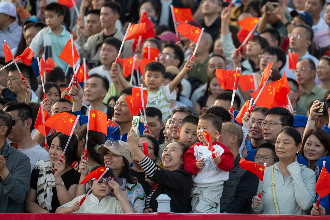 5月24日,神舟二十三号航天员乘组出征仪式在酒泉卫星发射中心问天阁圆梦园广场举行,民众欢送航天员。人民网记者 翁奇羽摄