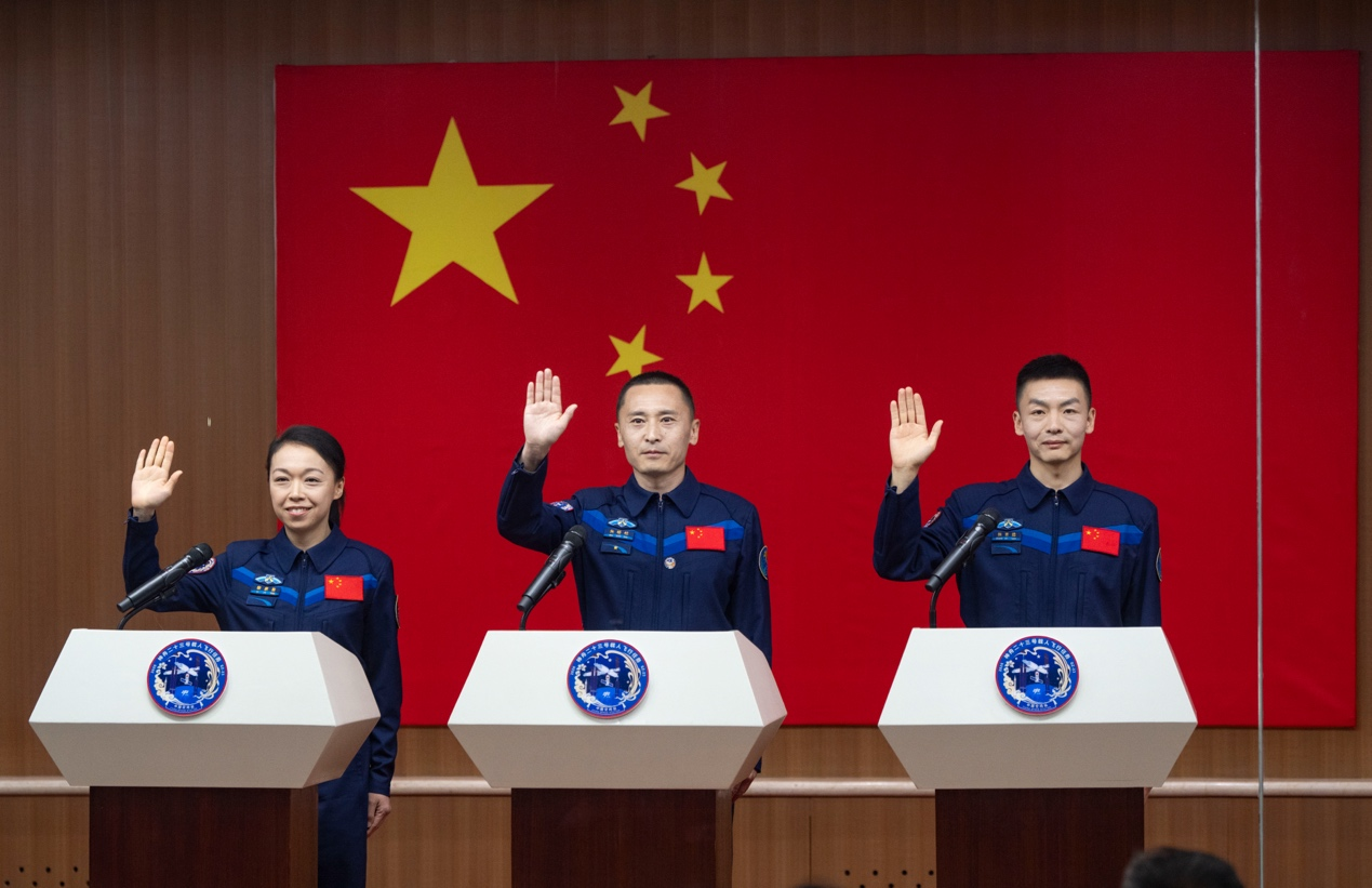 5月23日，神舟二十三号航天员朱杨柱（中）、张志远（右）、黎家盈在酒泉卫星发射中心问天阁与媒体记者集体见面。人民网记者 翁奇羽摄