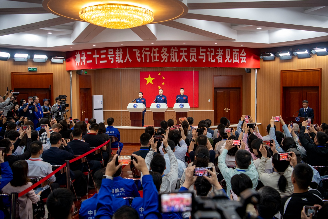 5月23日,神舟二十三号航天员朱杨柱(中)、张志远(右)、黎家盈在酒泉卫星发射中心问天阁与媒体记者集体见面。人民网记者 翁奇羽摄