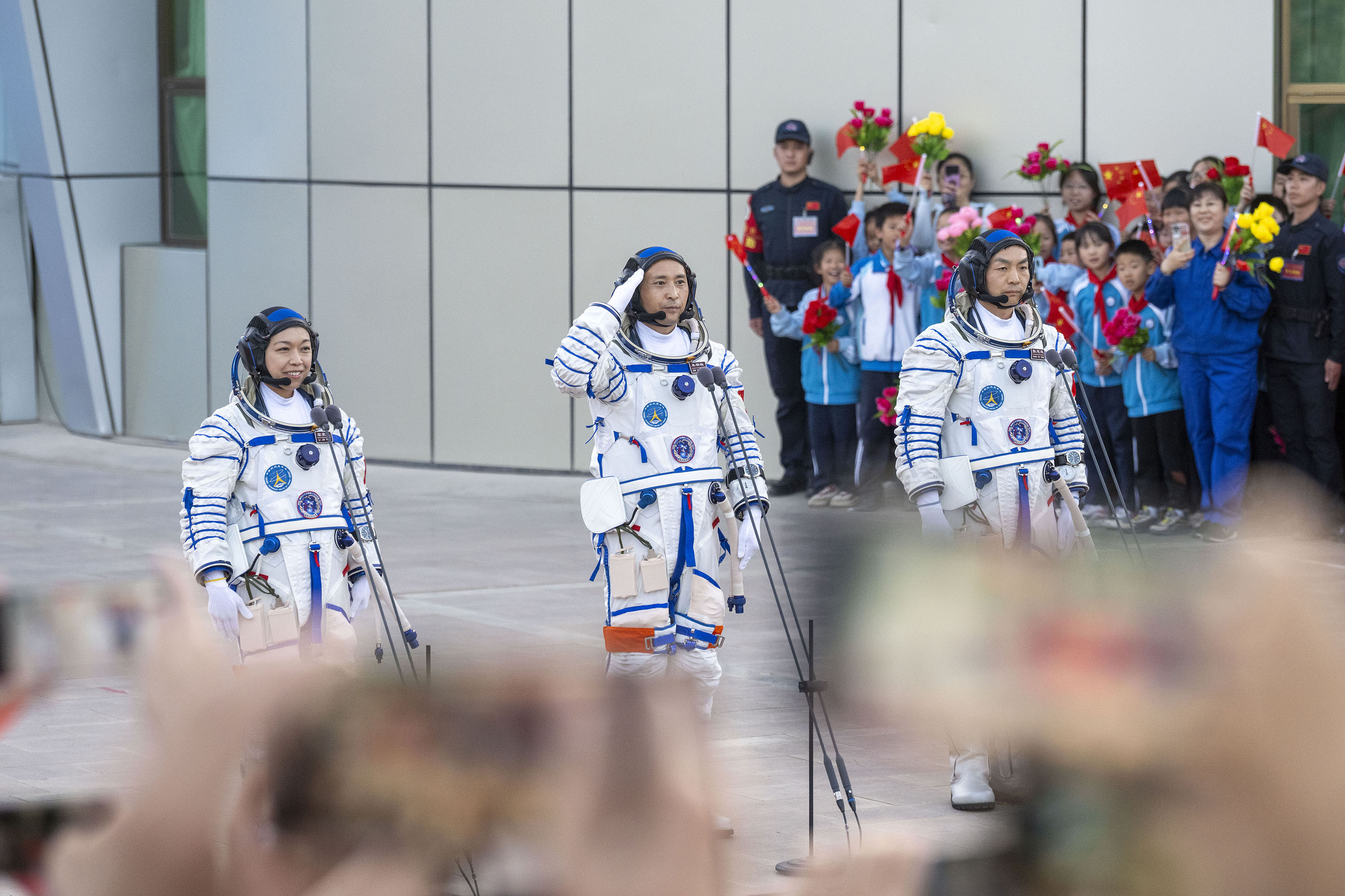 5月24日，神舟二十三号航天员乘组出征仪式在酒泉卫星发射中心问天阁圆梦园广场举行，三名航天员朱杨柱（中）、张志远（右）、黎家盈在出征仪式上。人民网记者 翁奇羽摄