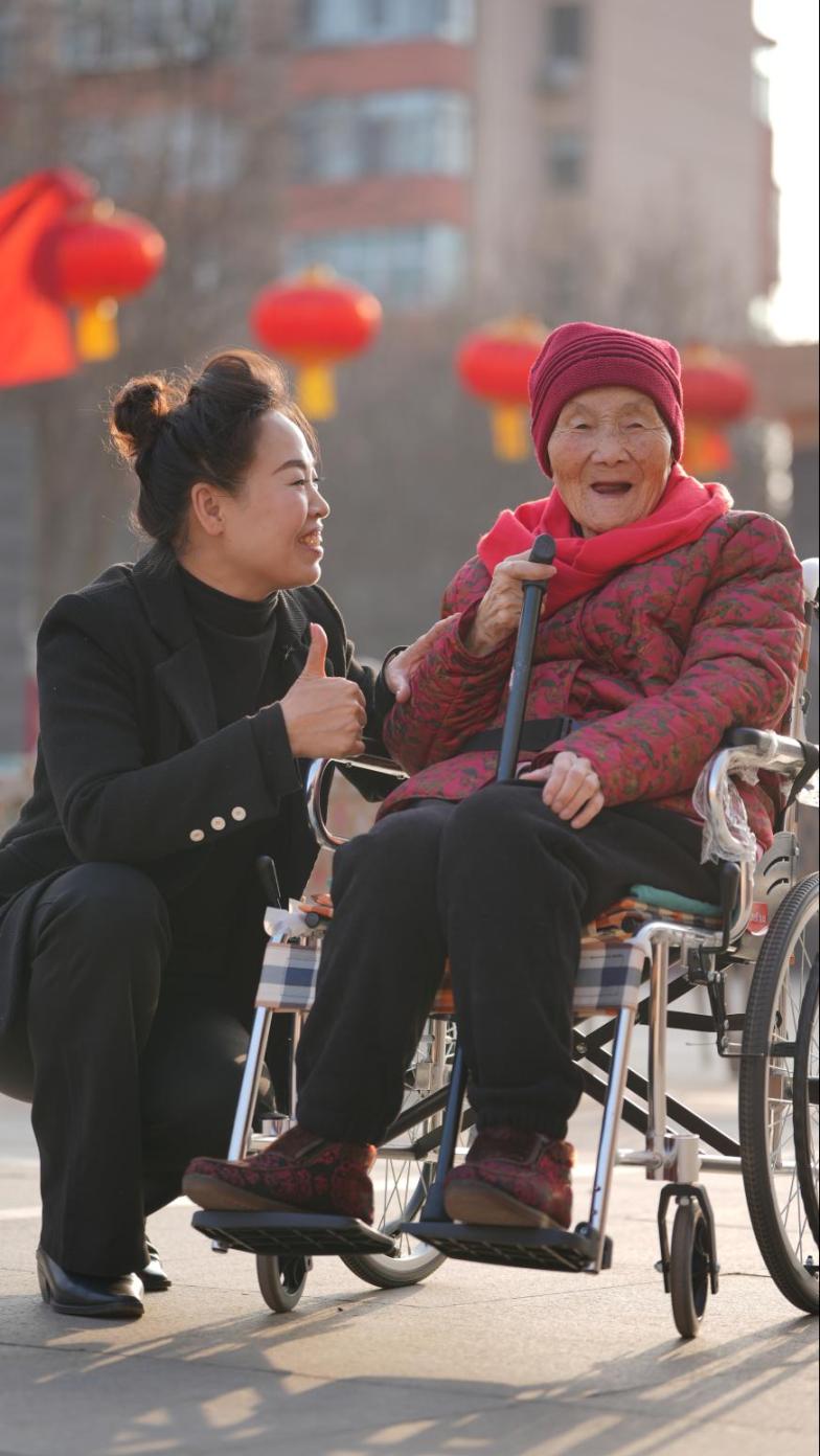 韩玉霞（左一）与老人在一起。 受访人供图
