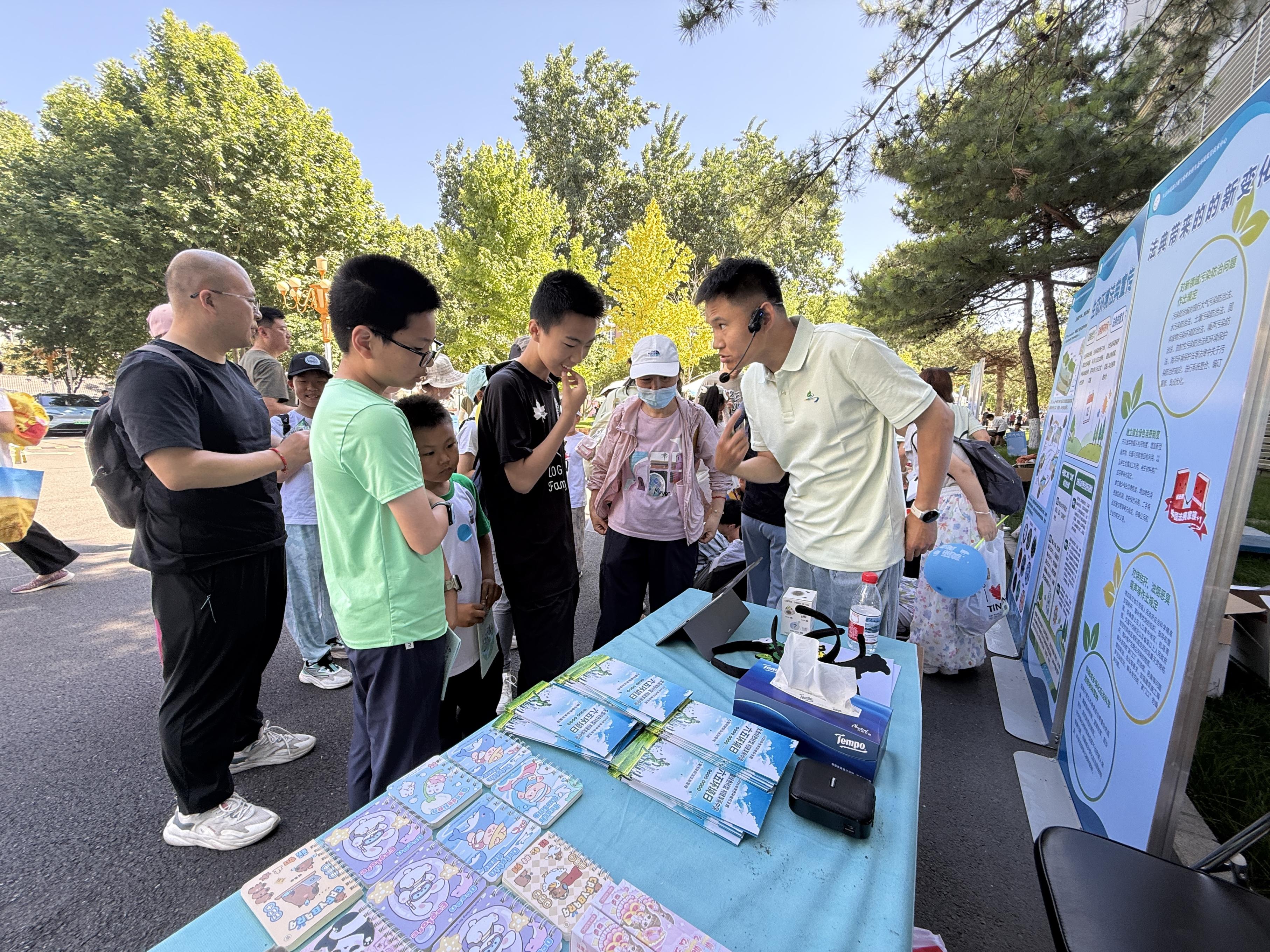 活动现场，青少年正积极参与互动。人民网 欧阳易佳摄