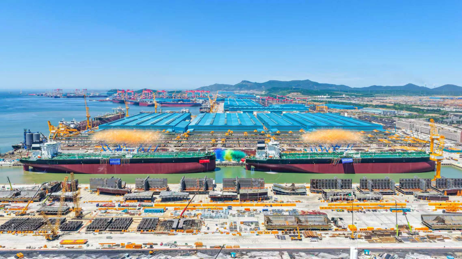 6月5日,恒力重工集团有限公司两艘30.6万载重吨超大型油轮(VLCC)同日命名交付。受访者供图