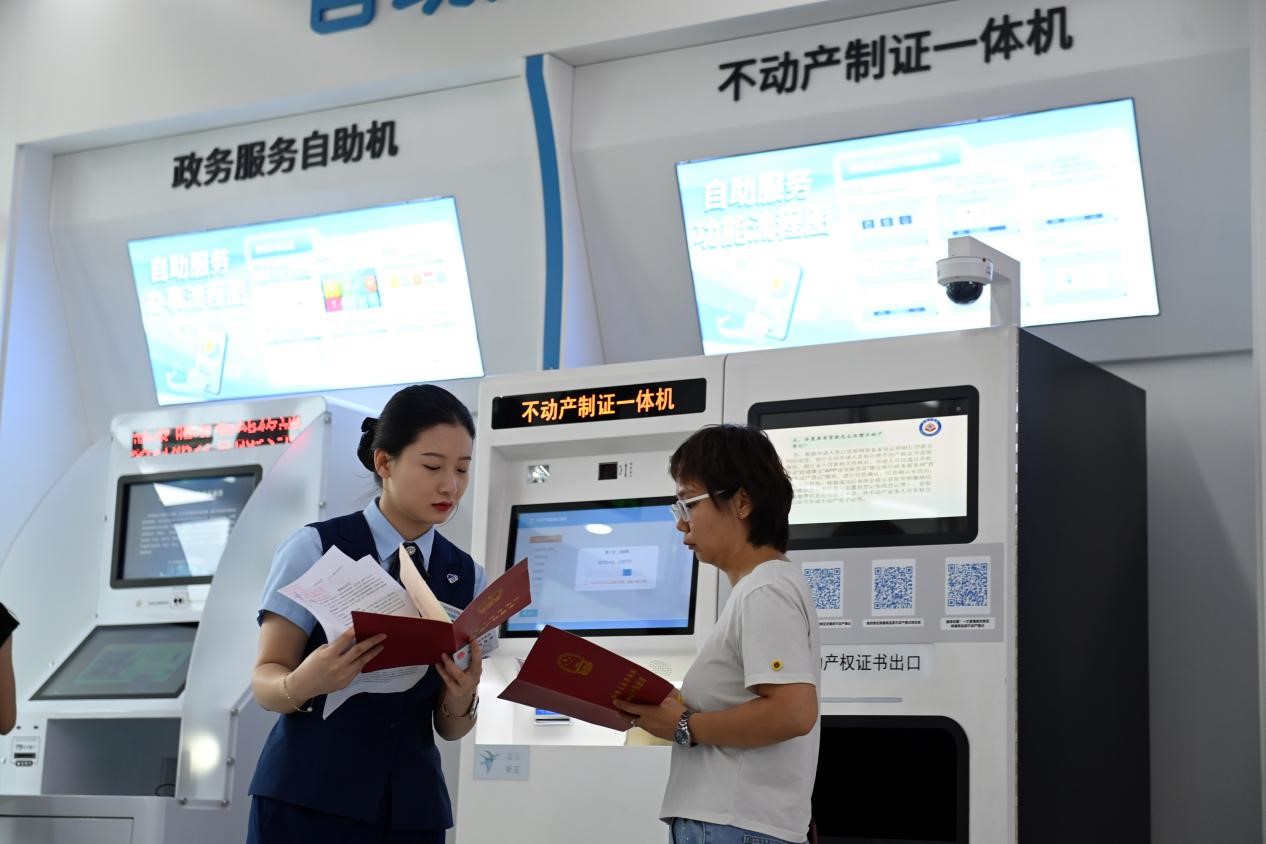 雄安新区政务服务中心自助服务区。陈斌摄