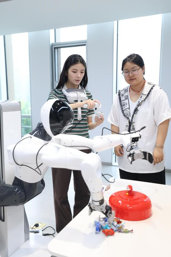 在中国雄安集团数字城市科技有限公司具身智能训练场，工作人员正在指导记者体验机器人训练流程。人民网记者 李兆民摄