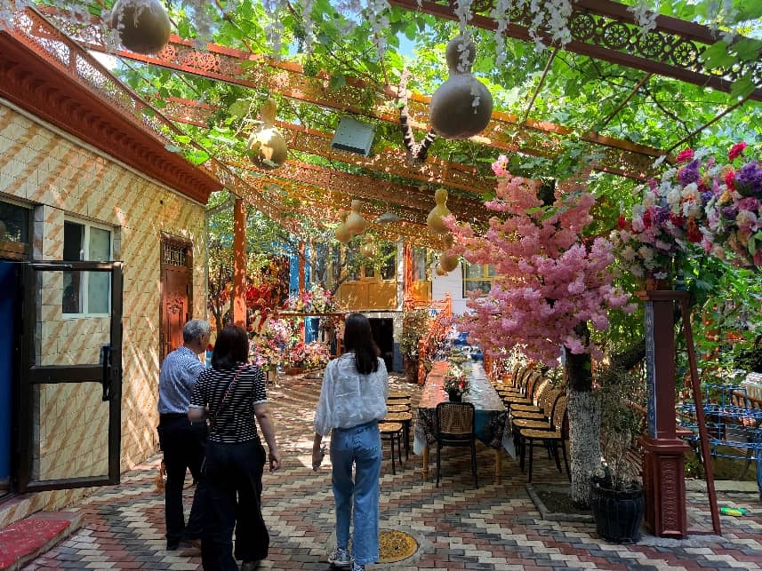 六星街居民的老院子生机盎然。人民网记者 郝帅摄