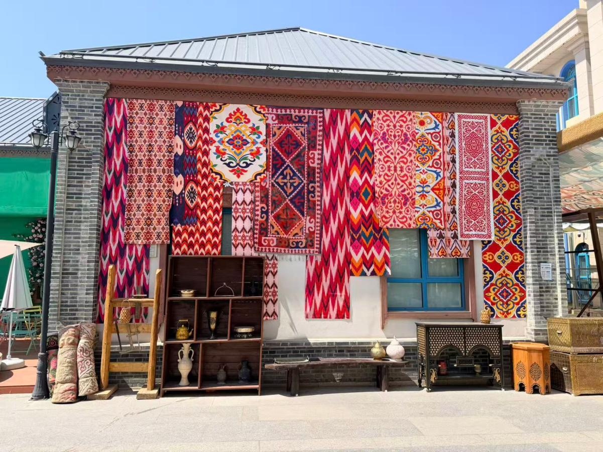 伊宁市宁远古城与喀赞其历史文化街区里具有当地特色的文化墙。人民网记者 郝帅摄