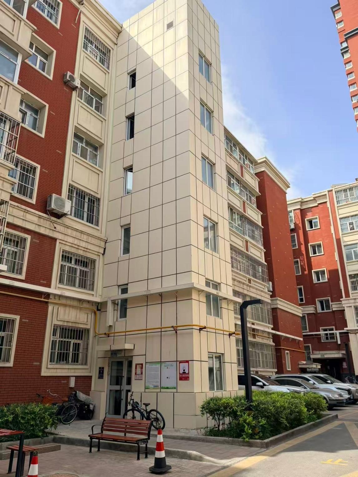 “拆墙并院”改造后，乌鲁木齐市天山区前进路137号的光华小区为居民加装了电梯。人民网记者 郝帅摄