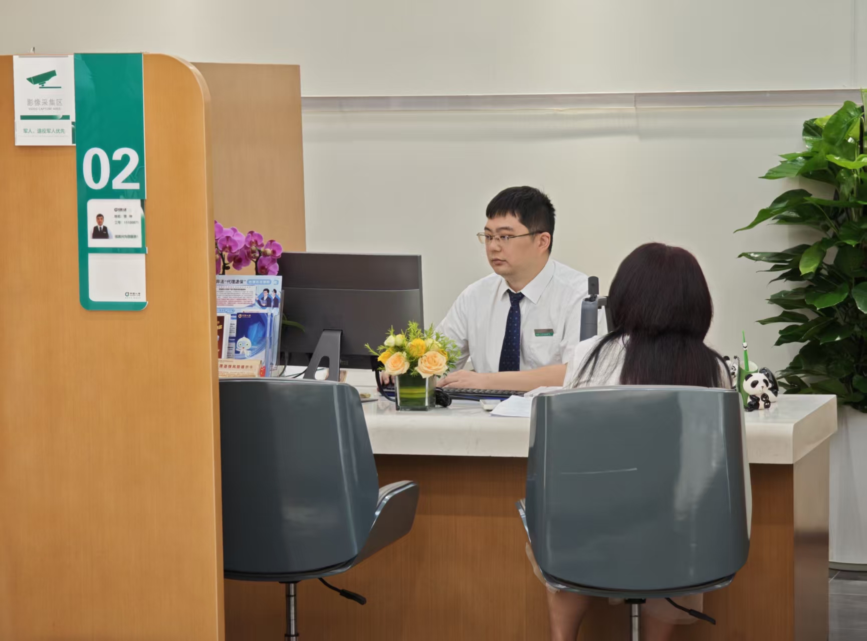 市民在客户服务中心办理业务。 人民网记者 黄盛摄