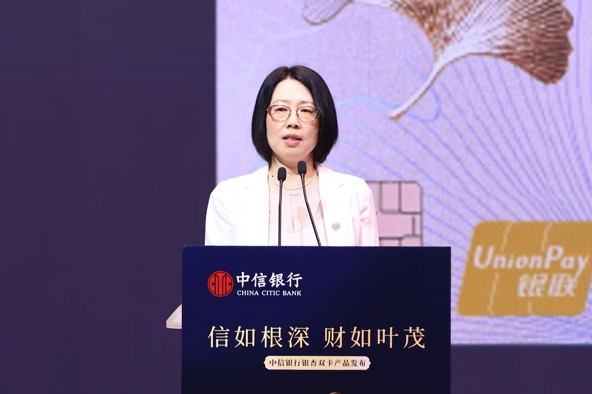 中信银行财富管理部介绍银杏借记卡。人民网记者 任峰涛摄