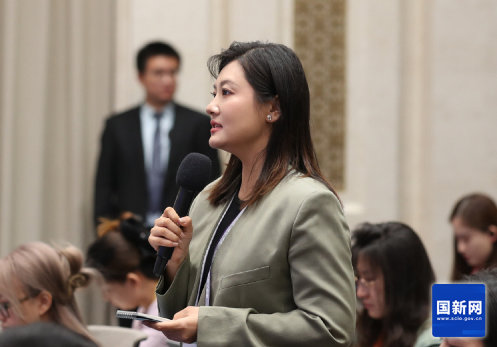 人民网记者申佳平提问。国新网 赵一帆摄
