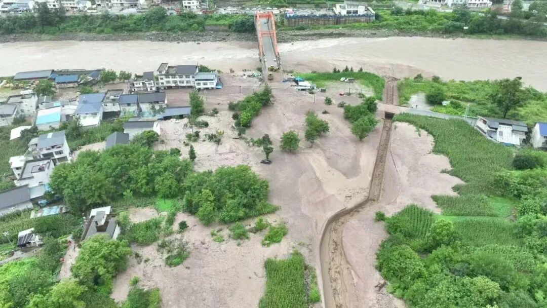 德威镇安家湾村彩虹桥处泥石流航拍。图片来源：泸定县融媒体中心