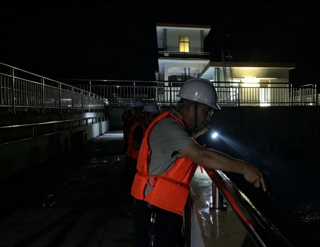 广东省惠州市白盆珠水库工程管理局工作人员夜间巡查。受访者供图