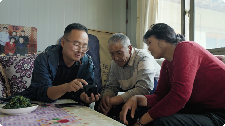 张圻在向村民讲解农作物种植技巧。 受访者供图
