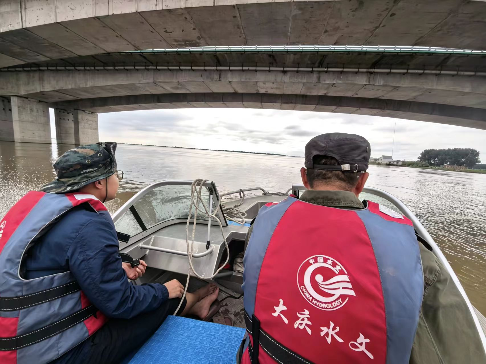 黑龙江省水文水资源中心大庆分中心肇源水文站测验人员，用冲锋舟拖拽ADCP施测松花江肇源段洪峰流量。黑龙江省水利厅供图