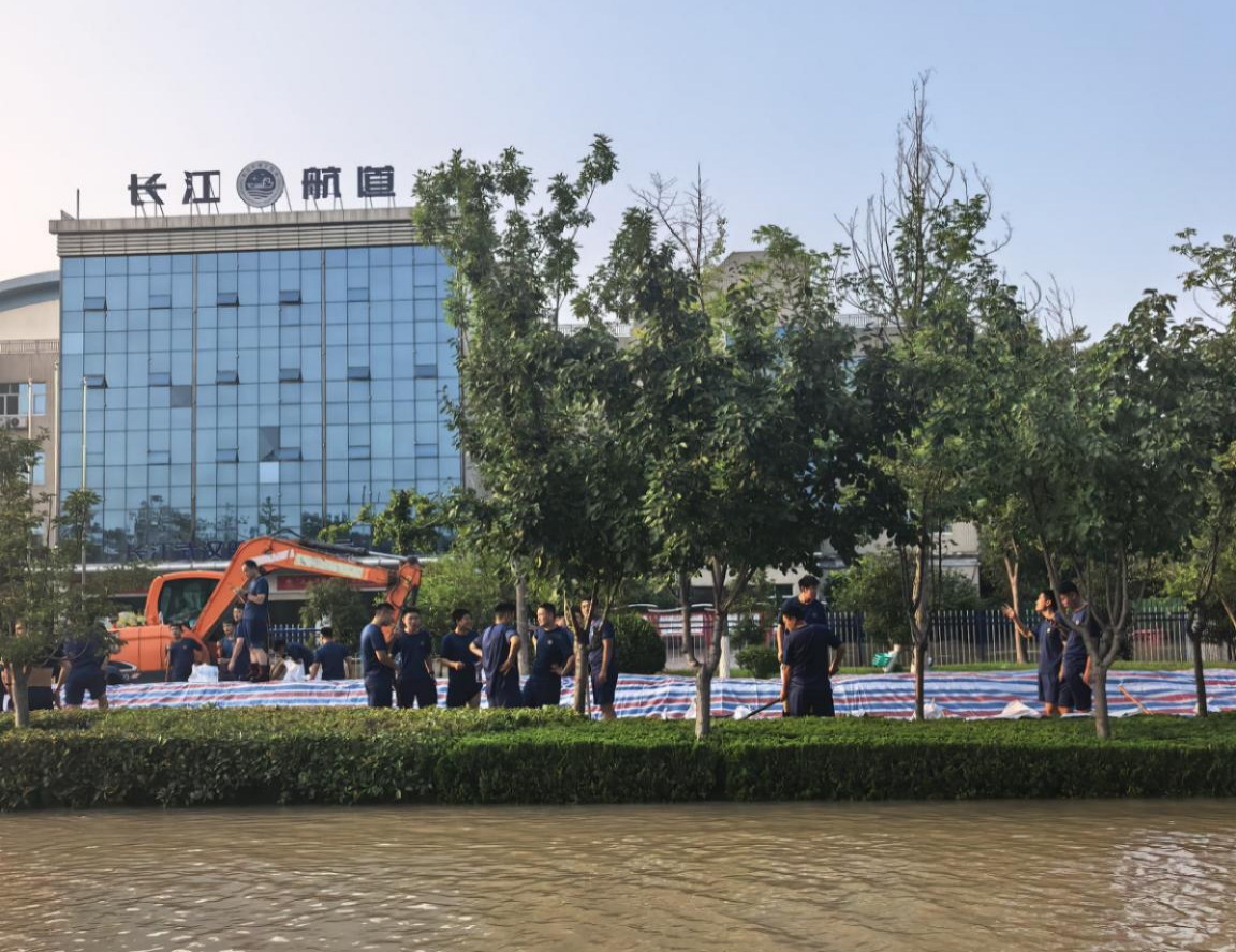 加紧修建第二道防线。受访者供图